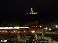 Hafenviertel und Mont Urgull bei Nacht