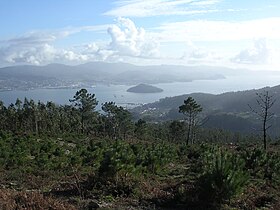 Vue de la ria de Pontevedra du mont Castrove, avec l'île de Tambo au milieu de la ria.