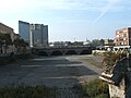 La linea ferroviaria a Brignole vista dal ponte di Borgo Incrociati sul torrente Bisagno; sulla sinistra i grattacieli della Corte Lambruschini