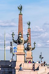 Colonnes rostrales du pont.