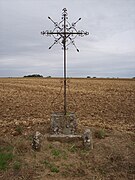 Calvaire au bord de la D 23 en direction de Wavignies, avec repère de nivellement.