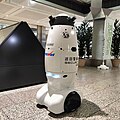 東京都庁の館内を巡回するテイケイの警備ロボット（2024年4月）