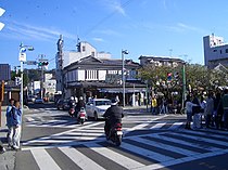 八幡宮前交差点（2004年10月17日撮影） - 鎌倉市雪ノ下2丁目に所在。神奈川県道204号金沢鎌倉線の終点。画面左奥が神奈川県道204号金沢鎌倉線金沢方面、右手が県道21号滑川交差点方面、手前が県道21号横浜方面。左手は鶴岡八幡宮。