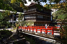 積善館本館と慶雲橋（2枚目も同じ）