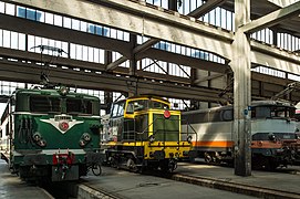 Des locomotives garées dans la remise du dépôt.