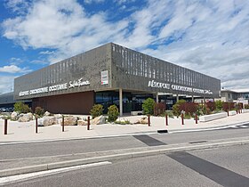 Façade du terminal de l'aéroport de Carcassonne.