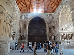 Interior de la entrada: la cúpula de madera es una recreación moderna