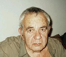 עמוס קינן בדירתו בתל אביב, נובמבר 2000
