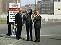 Reagan Saksan liittopresidentin Richard von Weizsäckerin ja Saksan liittokanslerin Helmut Schmidtin kanssa Checkpoint Charliella Länsi- ja Itä-Berliinin rajalla vuonna 1982.