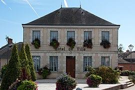 The town hall in Coulons