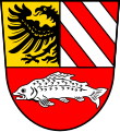 Stadt Velden Geteilt und oben gespalten; vorne in Gold am Spalt ein halber schwarzer Adler, hinten fünfmal schräg geteilt von Rot und Silber; unten in Rot ein waagrechter silberner Fisch.