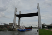 Pont de l'Europe ouvert pour un navire de mer (2014)