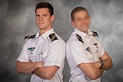 שני צוערי קורס חובלים במסגרת חילוף צוערים, באקדמיה הימית של ארצות הברית באנאפוליס. במדי שרד קיץ עם דרגות גולדבנד של צוערים.