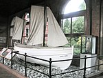 הסירה הלבנה "ג'יימס קיירד" מצגת באלם תצוגה