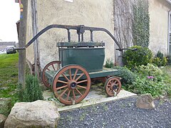 Ancienne pompe des sapeurs-pompiers, utilisée maintenant comme objet décoratif.