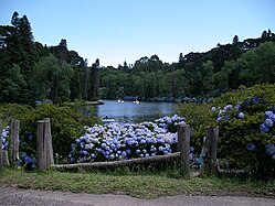 Área recreativa no lago artificial Lago Negro em Gramado, Rio Grande do Sul, Brasil