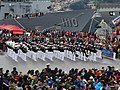 2019年敦睦遠航訓練支隊於基隆港開放參觀，田單軍艦艦首艏右前方，基隆港東岸海軍碼頭演奏中的海軍軍官學校學生鼓號樂隊。