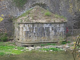 La tour Dex, moineau au pied de l'enceinte médiévale de Metz.