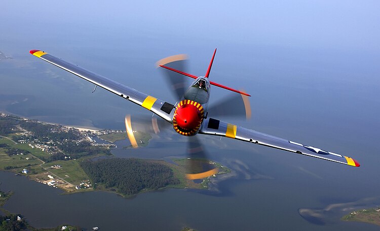 Американский истребитель P-51 Mustang над авиабазой Лэнгли (Виргиния)