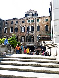 Ponte Giovanni Andrea Della Croce[1]; Il relie le Sotoportego de Siora Bettina et le Campo San Cassiano