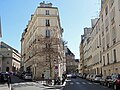À gauche, la rue Crébillon, à droite, la rue de Condé. Au fond, à gauche, le théâtre de l'Odéon, à droite, le palais du Luxembourg.