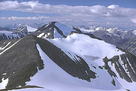 Från det inre av Ålkatj, Sadelberget närmast och den högsta toppen, Akkatjåkkå. Akkamassivet och Sarektjåkkåmassivet i bakgrunden