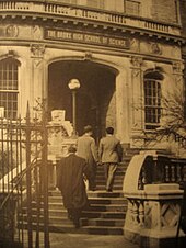 Photo ancienne sépia de la volée d'escaliers et de la grille d'entrée en façade d'une école du Bronx.