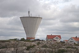 Smögens vattentorn ligger högst upp på Glommeberget.