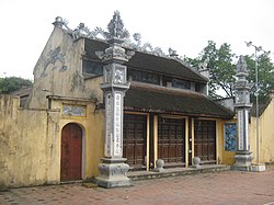 Bến village communal house, place to worship warlord Lã Đường