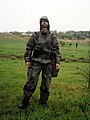 Tenue NBC de l'armée française en avril 1989. En situation réelle, on rajoute des gants et l'on vérifie que la tenue soit étanche.