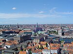 Slottet sett från Vor Frelsers Kirke. Snett till höger framför slottet ligger det gamla börshuset med sin smala, rödvita tornspira.