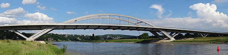 日間的大橋