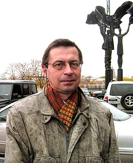 Леонид Жуков у Центрального Дома Художника. Москва, 29.10.2004.