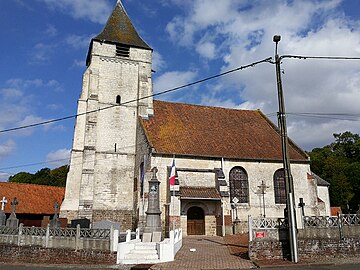 L'église Saint-Léger et l'ancien monument aux morts.