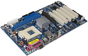 Une carte mère compatible PC x86 équipée de chipset