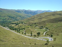 Vue sur la dernière série de lacets du col de Peyresourde.