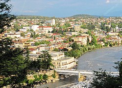 Panorama de Cutáissi e o Rio Rioni.