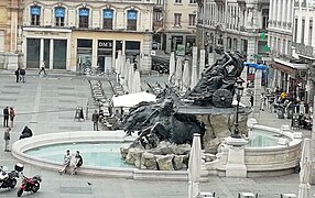 Fontaine en mai 2018 vue de l’Hôtel de ville.