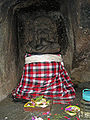 Ganesh au temple de Goa Gajah (Bali) : des offrandes sont posées au pied de la statue.