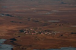 Hvanneyri vom Hafnafjall aus gesehen. Das lange Gebäude unten-rechts ist die Landwirtschaftliche Hochschule Island (Landbunaðarháskóli Ísland)