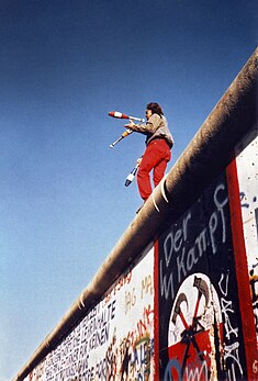 Un jongleur sur le mur de Berlin (Allemagne) le 16 novembre 1989. (définition réelle 1 179 × 1 743)