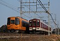 近畿日本鉄道における特急車両と一般車両との対比。 左から22000系、1201系（斎宮駅 - 漕代駅間にて撮影）