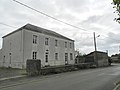 bâtiment à un étage avec ancien préau à droite