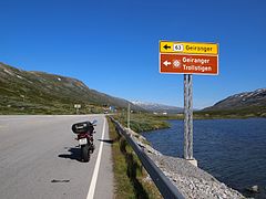 Skylten vid vägskälet där fylkesväg 63 utgår från riksväg 15.