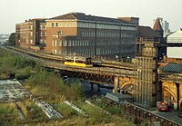 Wagen der M-Bahn auf der Trasse der heutigen U2 bei der Einfahrt in die Station Gleisdreieck