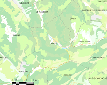 Carte élémentaire montrant les limites de la commune, les communes voisines, les zones de végétation et les routes