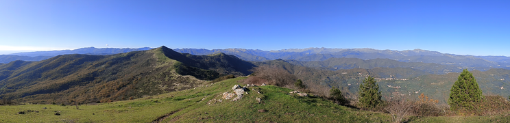 Vista dalla cima del monte, in primo piano il Pizzo d'Evigno