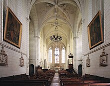 Photographie en couleurs de l'intérieur d'un édifice religieux, vu dans l'axe de sa nef.