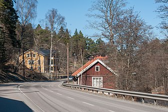 Ältavägen med Nacka gård till vänster, den bevarade rättarbostaden i mitten och strömmen till höger.