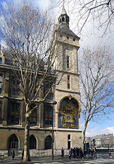 La tour de l’horloge a été construite vers 1350 (photo prise en 2013).